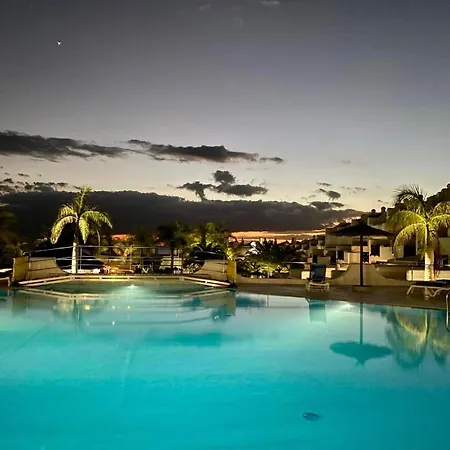 3 Bedroom, Heated Pool, Free Parking Appartement *